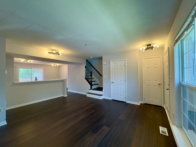 Photo - Charming 3 Bedroom/2 Bathroom Apartment in...