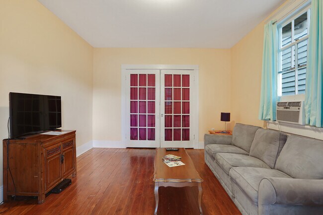 Hardwood floors, tile kitchen and bath - 1807 Ursulines Ave