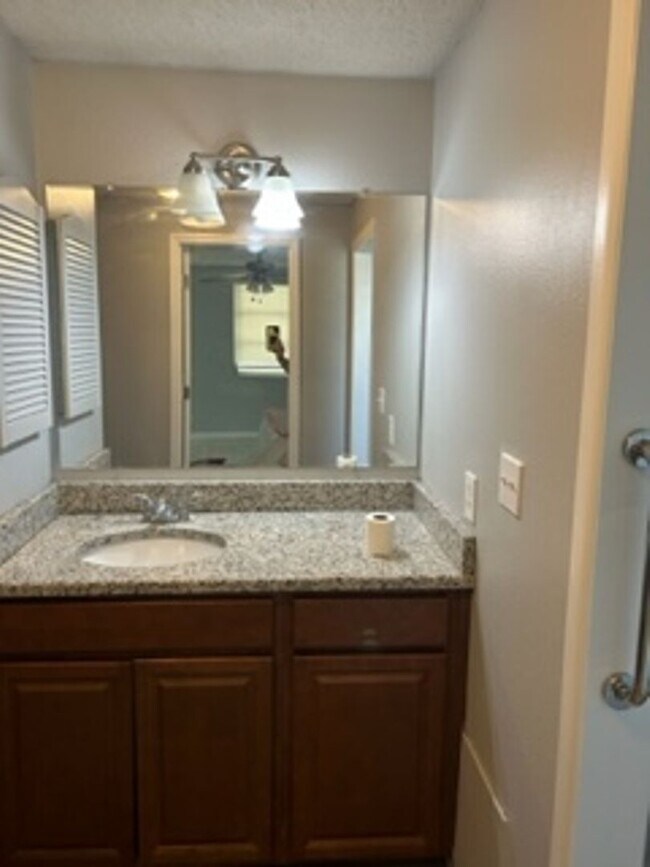 Building Photo - Large  3 bedroom, 2 bath pool home.