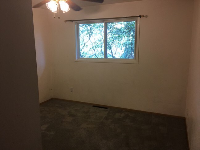 Foto del edificio - 215 NW Webb St