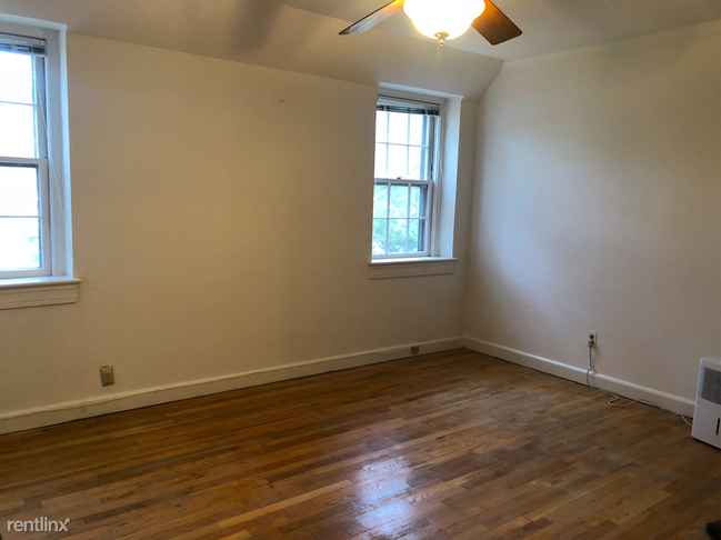 Building Photo - 1020 S Barton St