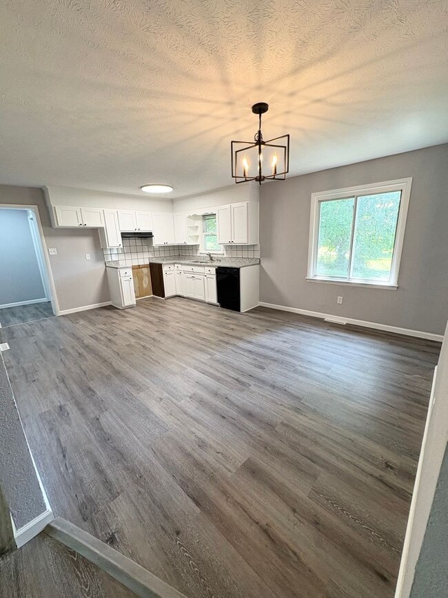 Building Photo - Spacious & Updated 4 Bedroom Home!