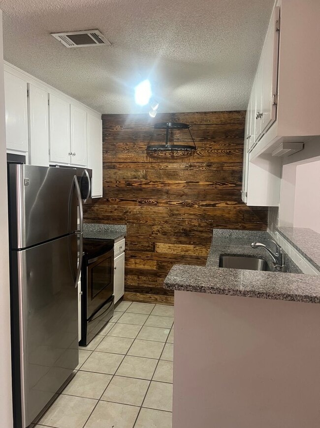 Building Photo - 102 S Spring View Dr