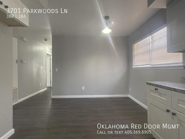 Foto del edificio - 3701 Parkwoods Ln