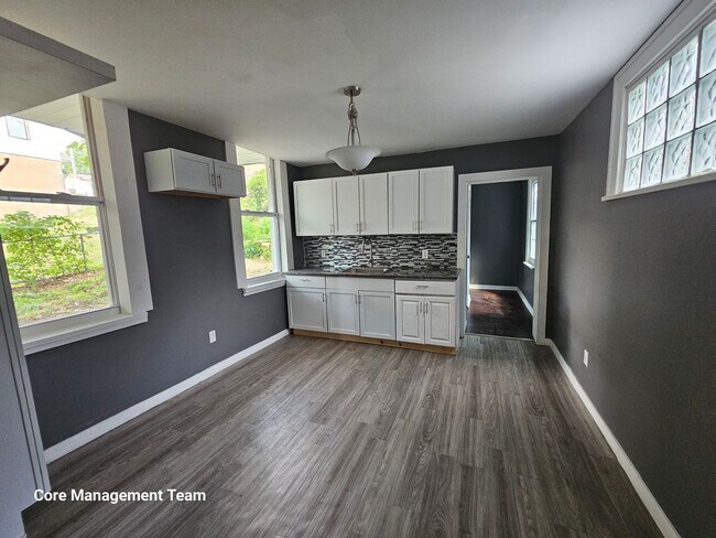 Building Photo - Updated 1 bedroom 1 bath apartment for ren...