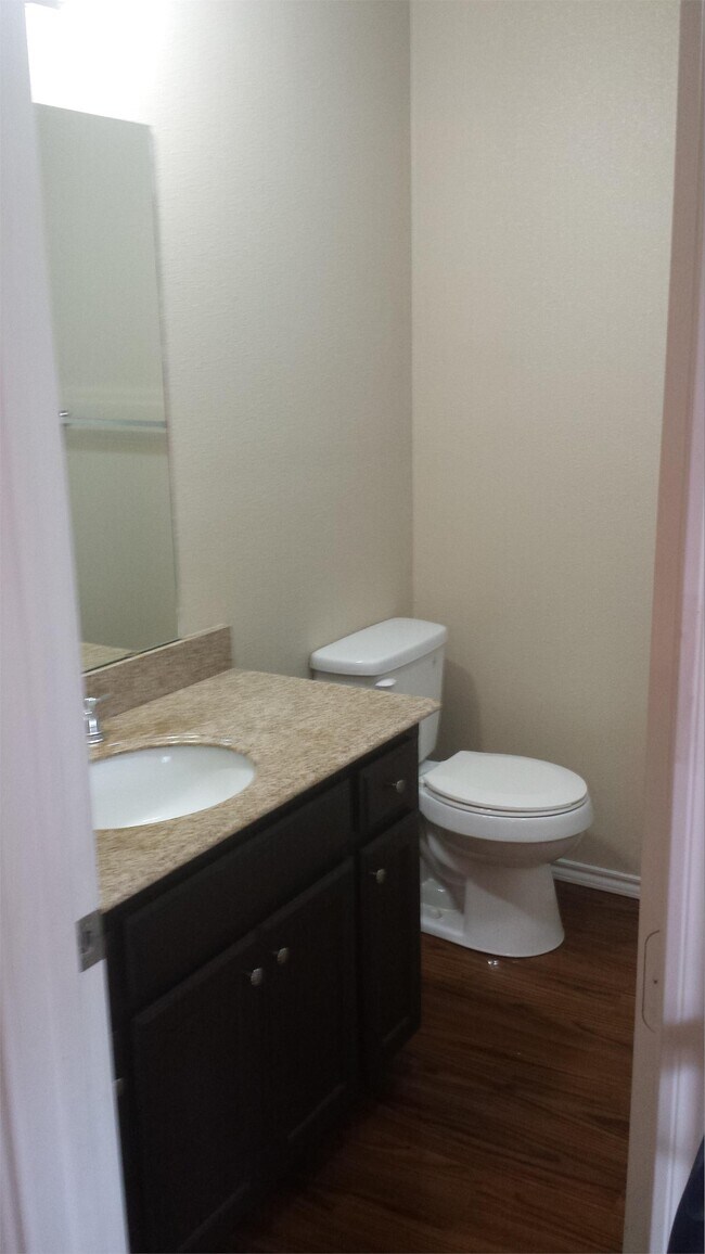 Foto del edificio - 308 N Cleburne Whitney Rd