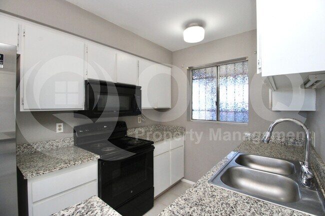 Photo - 9021 W Elm St Townhome