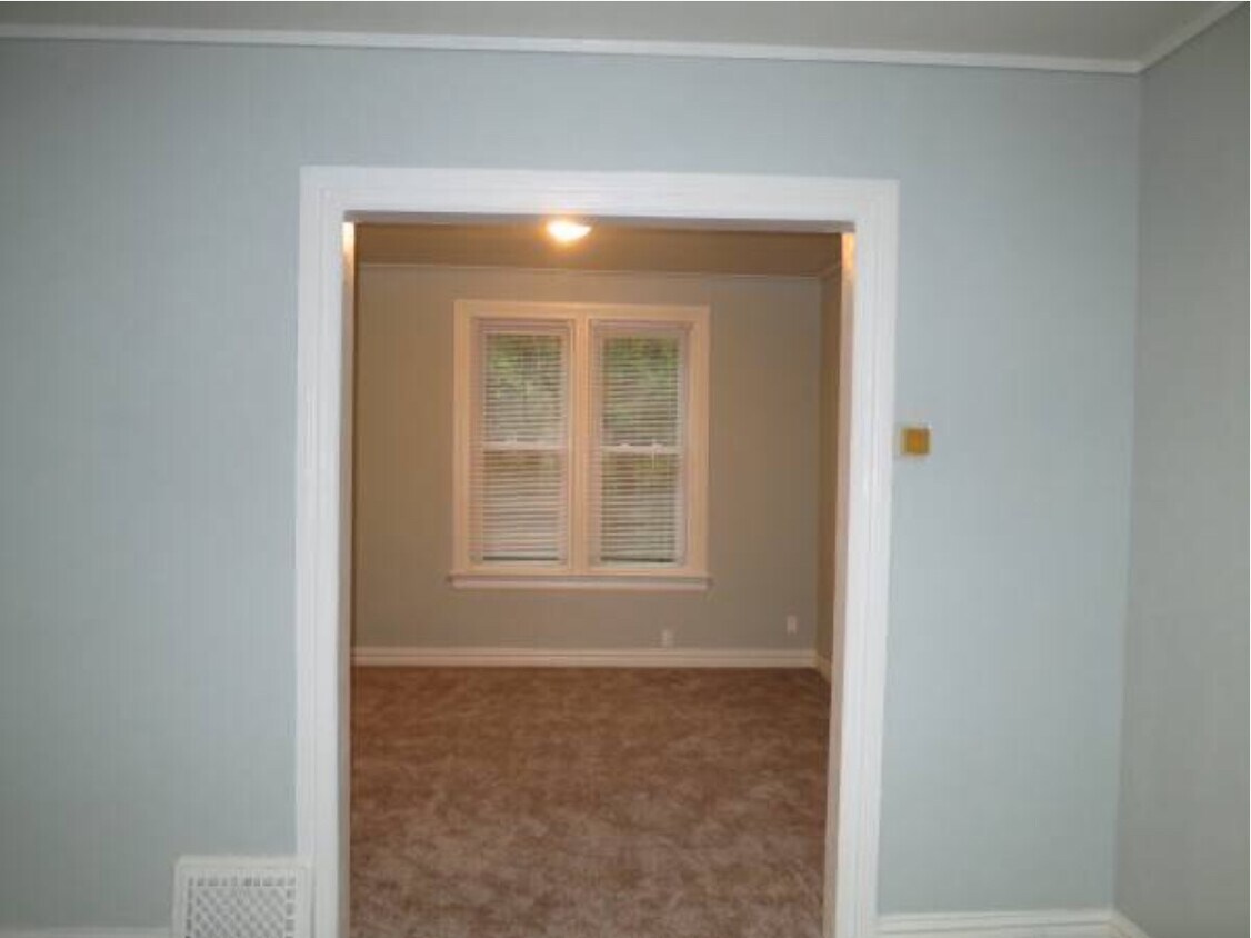 Living room/dining room - 519 N 8th Ave E
