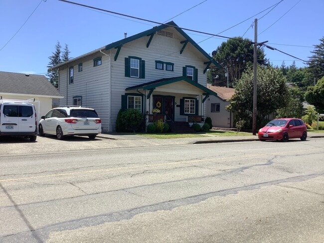 Building Photo - 2085