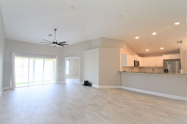 Building Photo - ** QUEENS PARK AT KINGS LAKE ** 3 BED / 2 ...