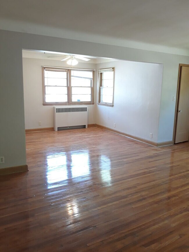 Foto del edificio - 2 Bed/1 Bath Apt- Upper-level unit with On...