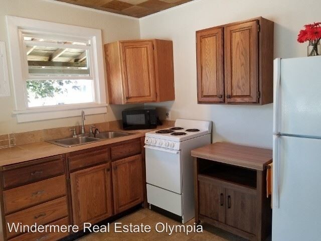 1 Br 1 Bath House 3648 B South Bay Rd Ne House For Rent In