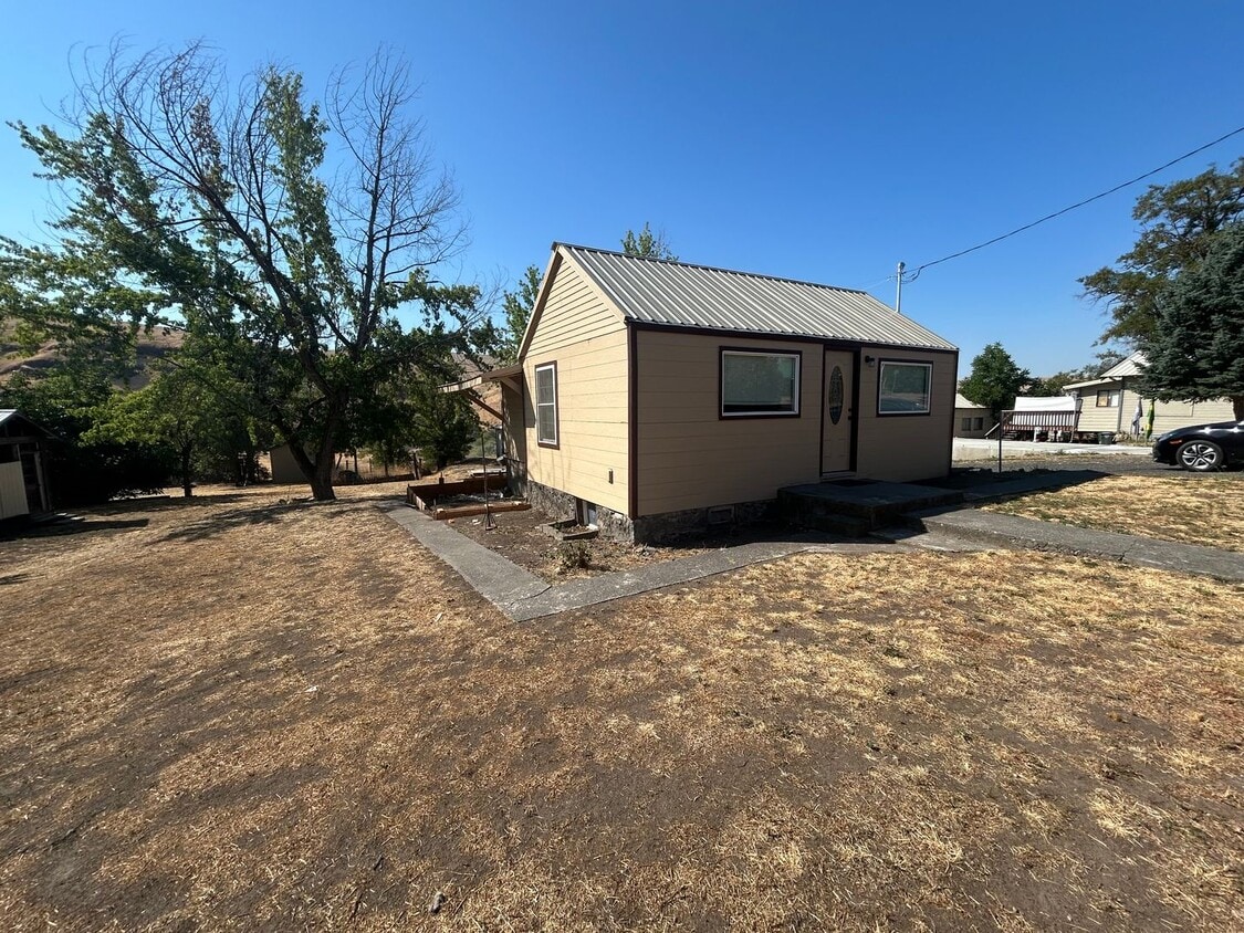 Primary Photo - Fully furnished large 1 bedroom