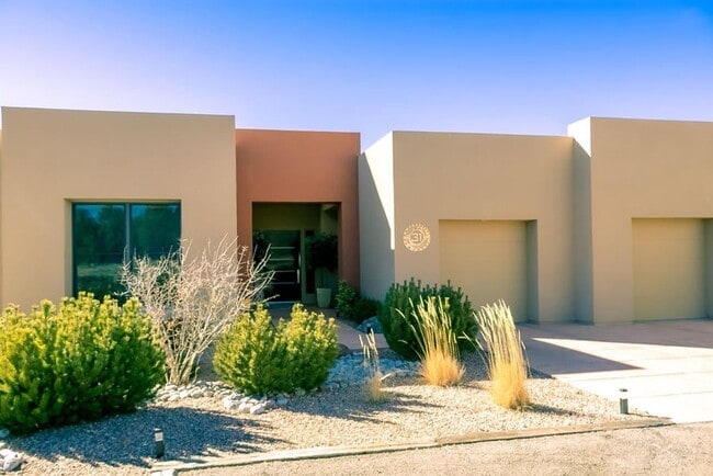 Building Photo - 3 Bedroom, 2.5 Bathroom Home in Paako Ridge Community