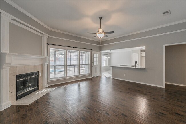 Building Photo - 344 College St S