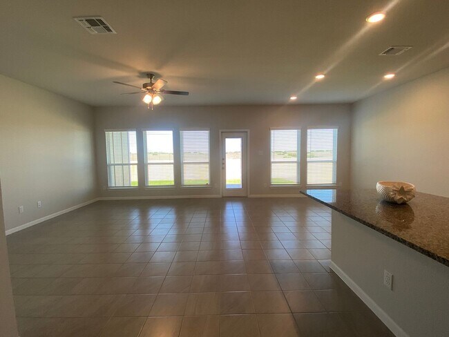 Building Photo - 4 BEDROOM, 3 BATHROOM FIRST MONTH FREE REN...