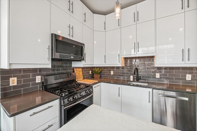 Building Photo - HUGE 10th Floor Luxury 2 Bed, 2 Full Bath ...