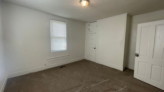 Building Photo - Situated between 3 parks and walking dista...
