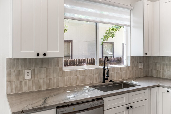 Foto del edificio - 16364 Edgemere Dr