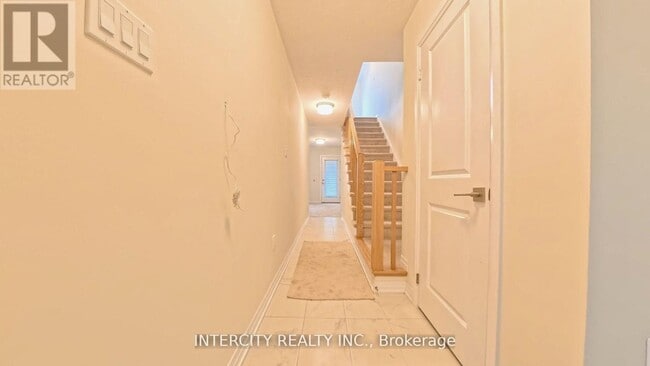 Building Photo - 76 Fieldridge Cres