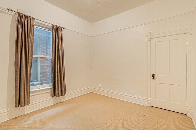 Building Photo - Exceptional 3 Bed 2 Bath Home Near Sloan's...
