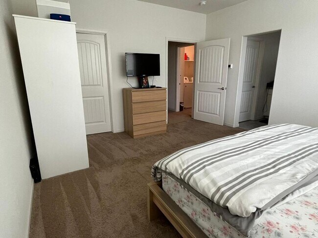 Foto del edificio - Beautiful Modern Home in Natomas Crossing Close to Downtown, Shopping, and More!