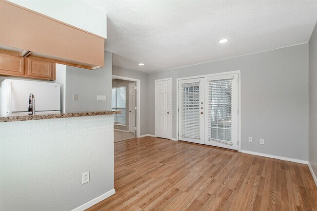 Building Photo - 1901 N Fitzhugh Ave