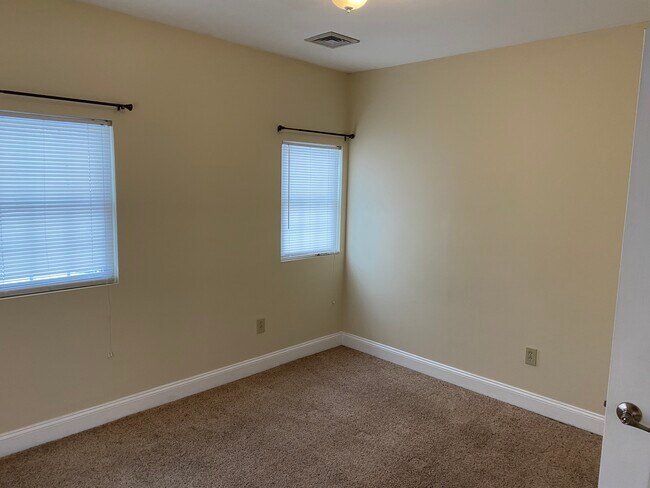 larger bedroom - 12 Washington Ave