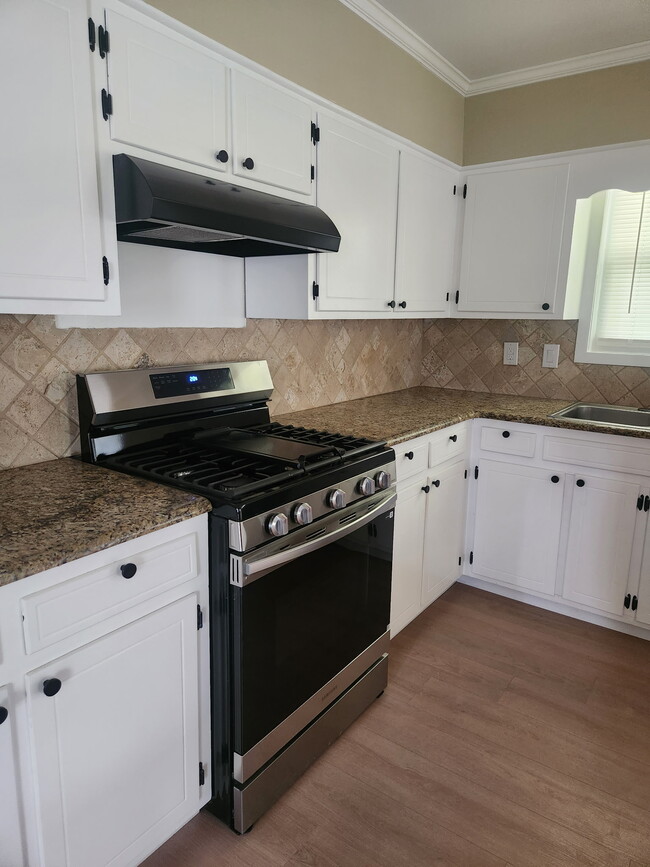 Kitchen - 211 Ellen Dr