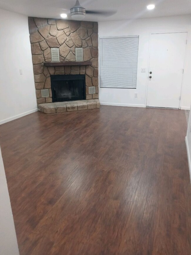 Building Photo - Upgraded 2b/1b duplex for rent!