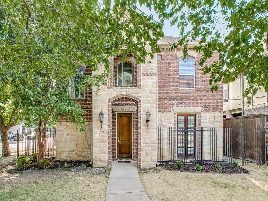 Primary Photo - Gorgeous M Streets townhome with great roo...