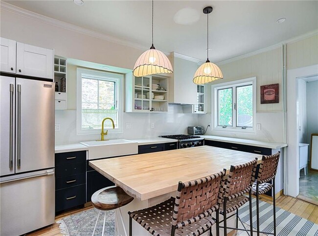 Building Photo - 461 Spring St