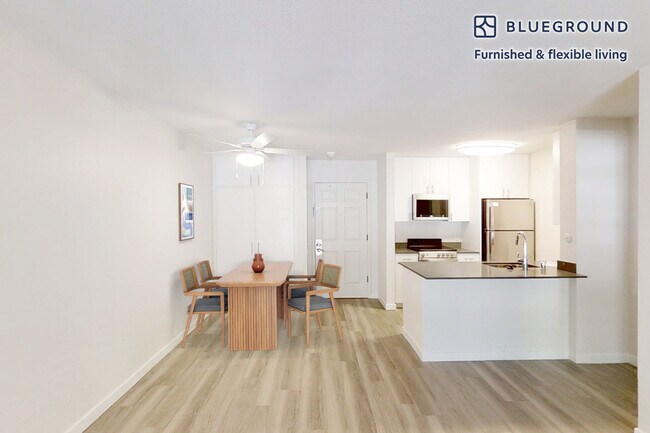 Foto del edificio - 555 W Middlefield Rd