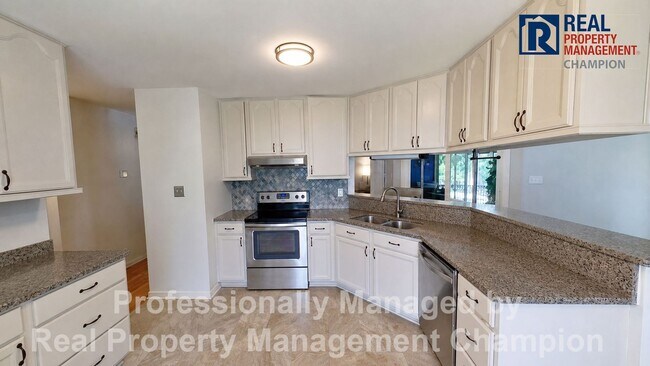 Building Photo - Charming home with open floor plan, vaulted ceilings and spacious backyard