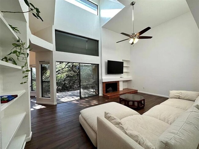Foto del edificio - 4711 Spicewood Springs Rd