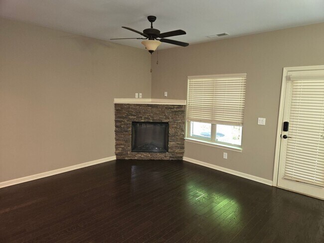 Building Photo - Charming 3BR Townhome in Woodstock