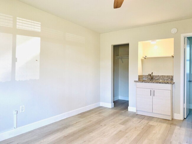 Foto del edificio - AVAILABLE NOW! STUDIO APARTMENTS IN THE HEART OF LA JOLLA! ONLY $1,700/mo