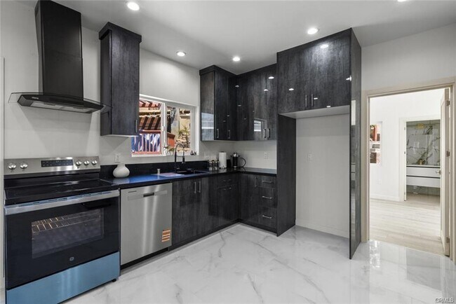 Foto del edificio - 10801 1/2 Wescott Avenue, Los Angeles, CA 91040 - 2 BR 2 BA house