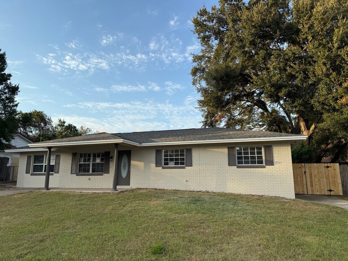 Building Photo - 2707 Lakewood Ln