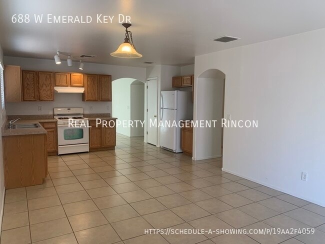 Building Photo - 688 W Emerald Key Dr