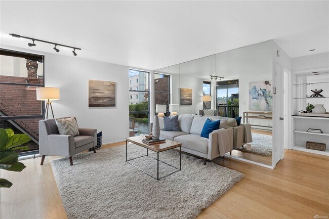 Sala de estar de buscar por el pasillo hacia el bar y habitaciones - 730 Bellevue Ave E