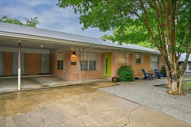 Foto del edificio - 2110 Bluebonnet Ln