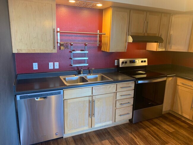 Kitchen - 601 W 11th Ave