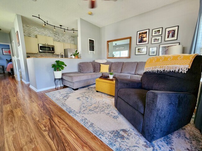 Foto del edificio - Adorable, well taken care of three bedroom...