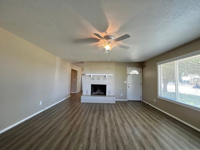 Building Photo - 3 bedroom, 2 bath home ** APP OUT 6/4/2024 **