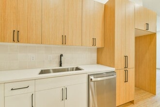 Building Photo - 162 Wallace St