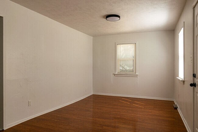 Foto del edificio - 3541 Blackstone Ave