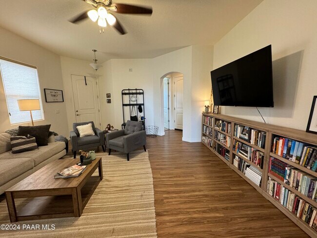 Foto del edificio - 5765 N Thornberry Dr