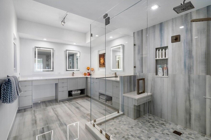 Photo - 2650 LAKE SHORE Dr Unit 1401