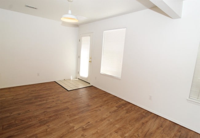 Building Photo - 1004 N Molly Ct